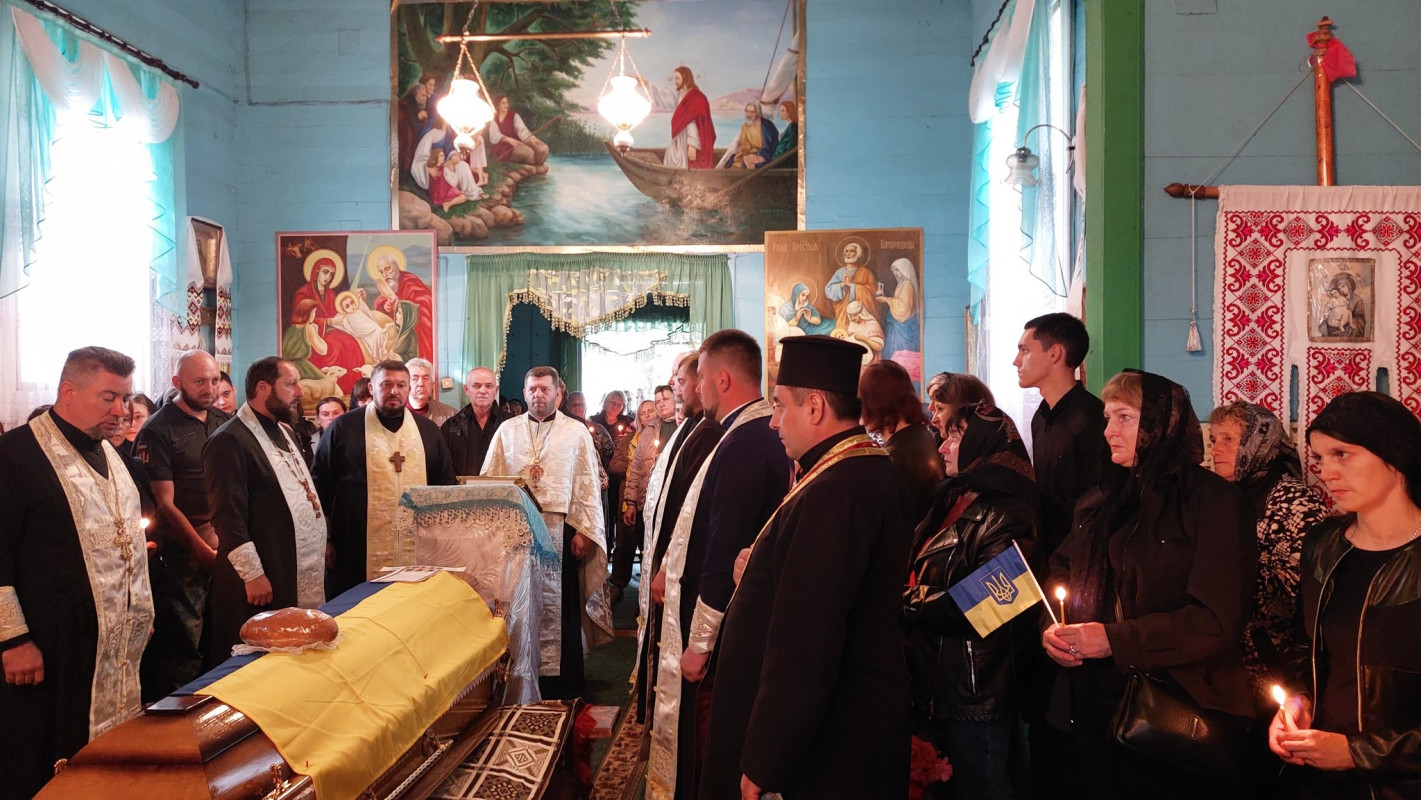 Залишилася дружина, дві доньки та троє онуків: на Волині попрощались з Героєм Василем Дуркотом