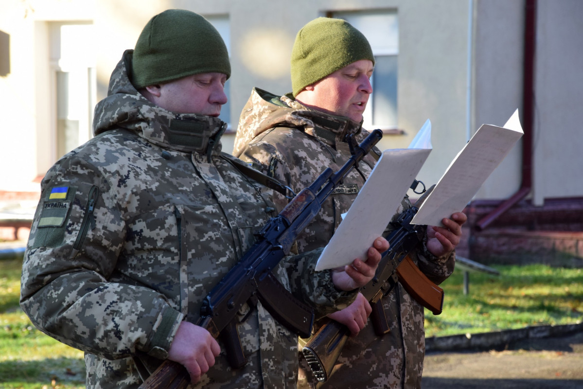 Чоловіки й жінки стали до строю: на Волині новобранці прикордонної служби склали військову присягу