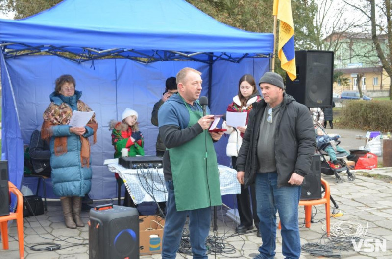 У місті на Волині на благодійному ярмарку зібрали майже 120 тисяч гривень для ЗСУ. Фоторепортаж