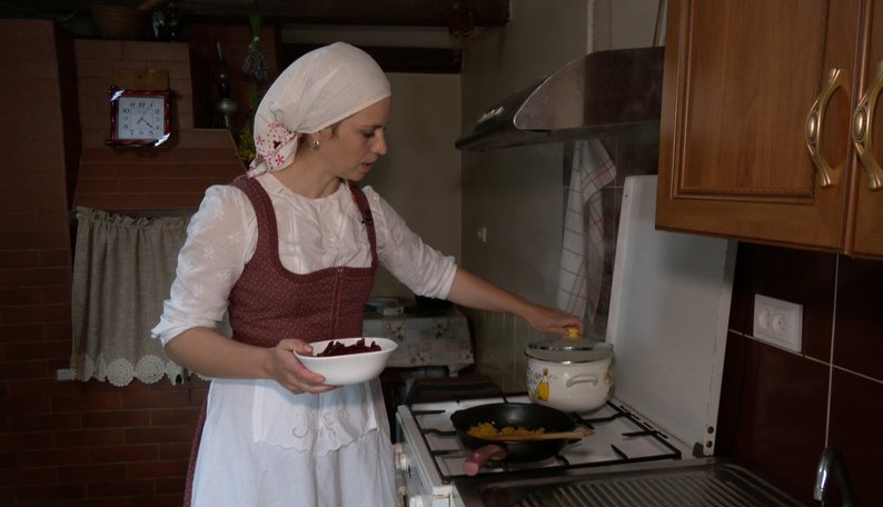 Неочікувано, але смачно: волинянка варить борщ з вишнями