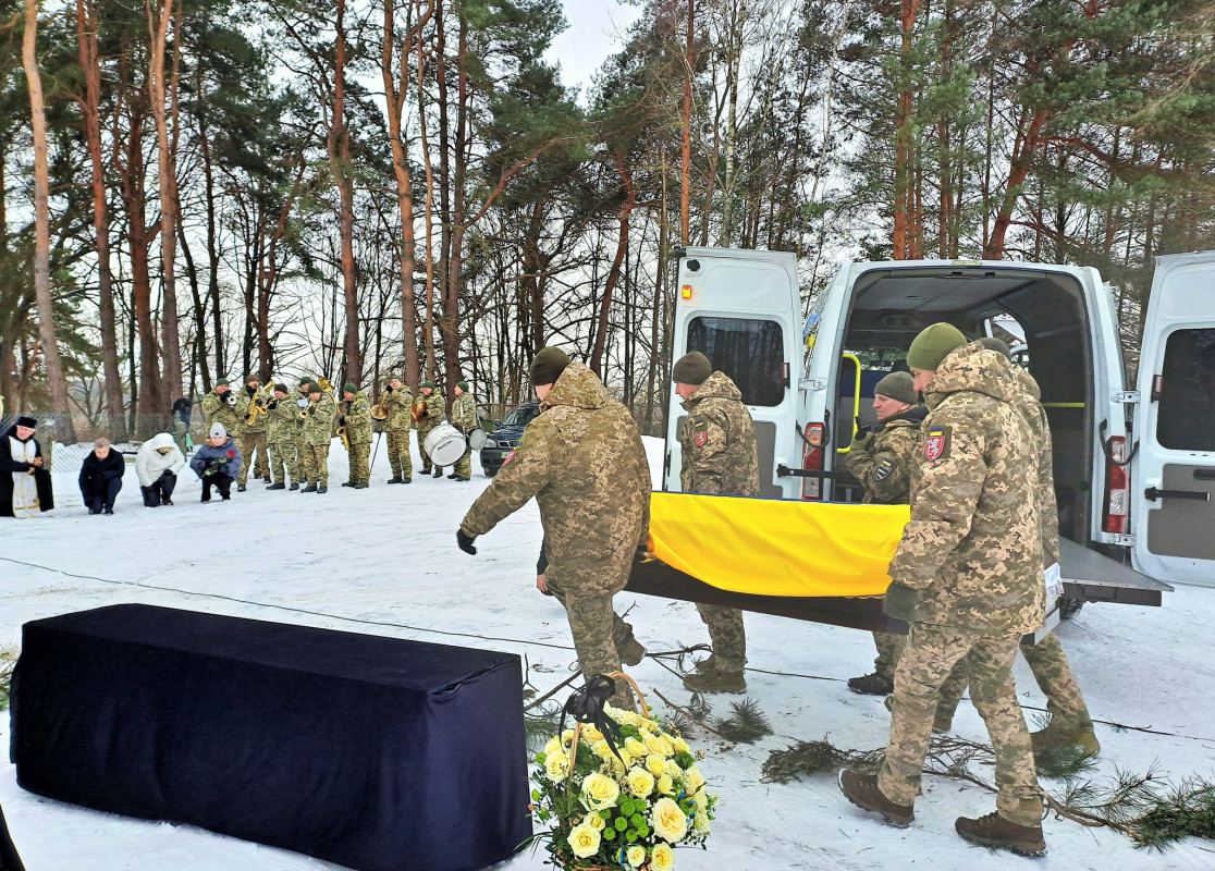 Сім місяців родина жила надією: на Волині в останню земну дорогу провели Героя Олександра Мацюка