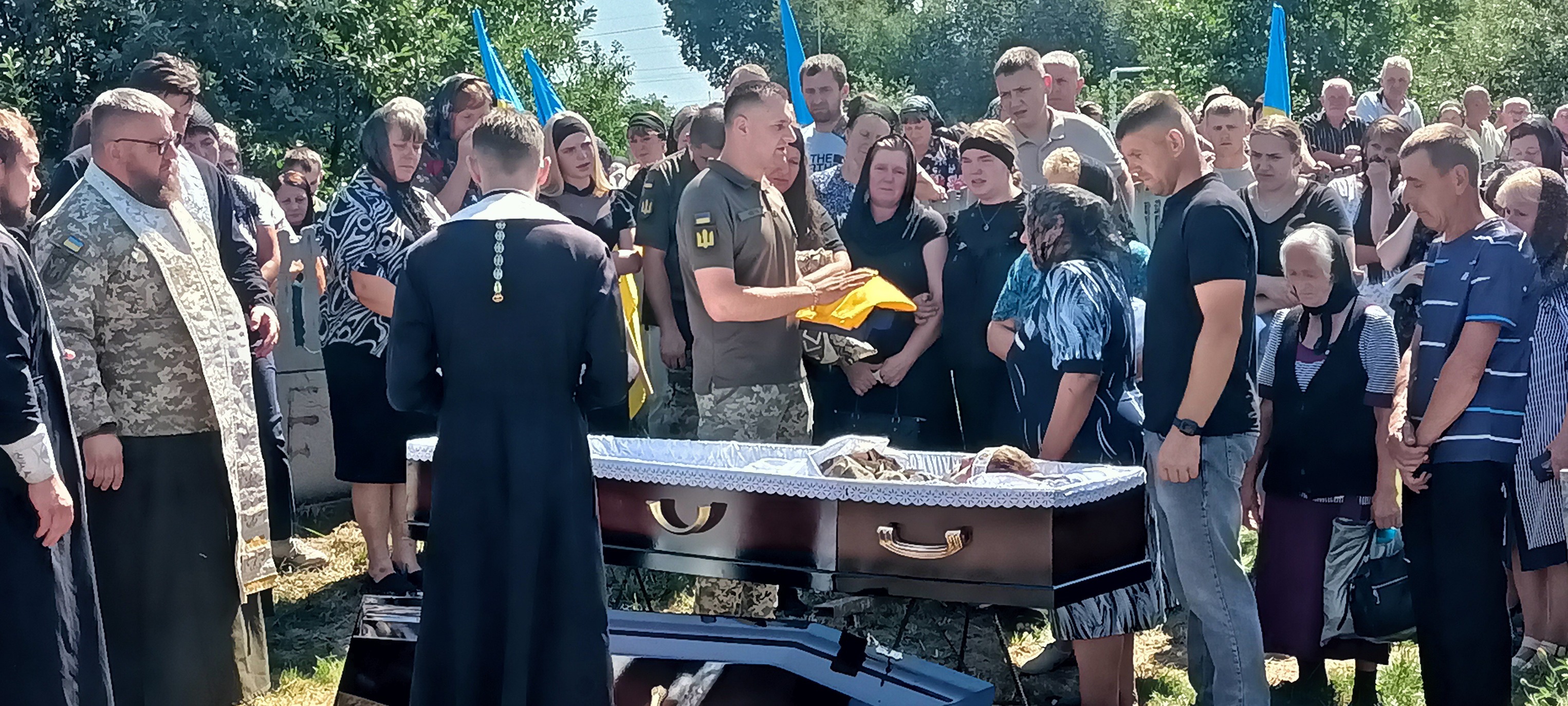 Три доньки втратили батька: на Волині попрощалися з Героєм Сергієм Петровим