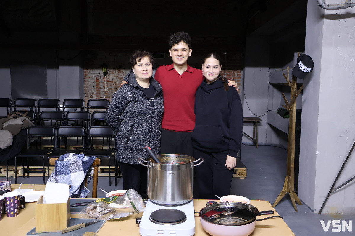 Говорити про війну під час війни — це сповідь: у Луцьку відбувся передпоказ вистави-імпровізації «Червоний борщ»