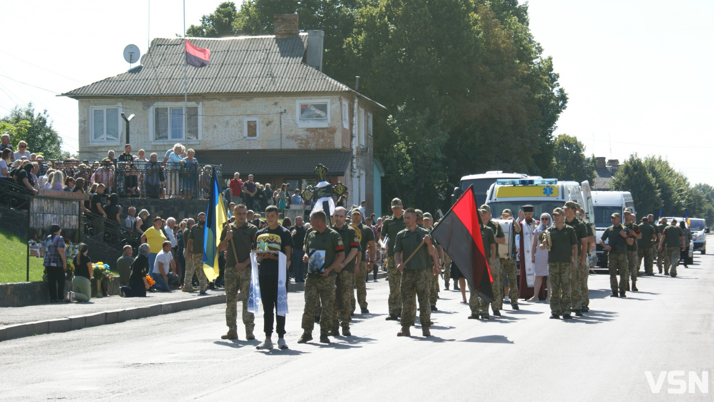 Мав незабаром одружитися: у Рожищі попрощалися із загиблим захисником Юрієм Франком