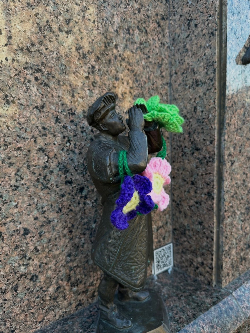 У Луцьку волонтерки замінили зимові шапки кликунів на в’язані квіти