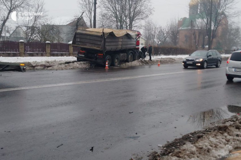 У Луцьку зіткнулися дві вантажівки: одна із них в'їхала у двір. Фото, відео