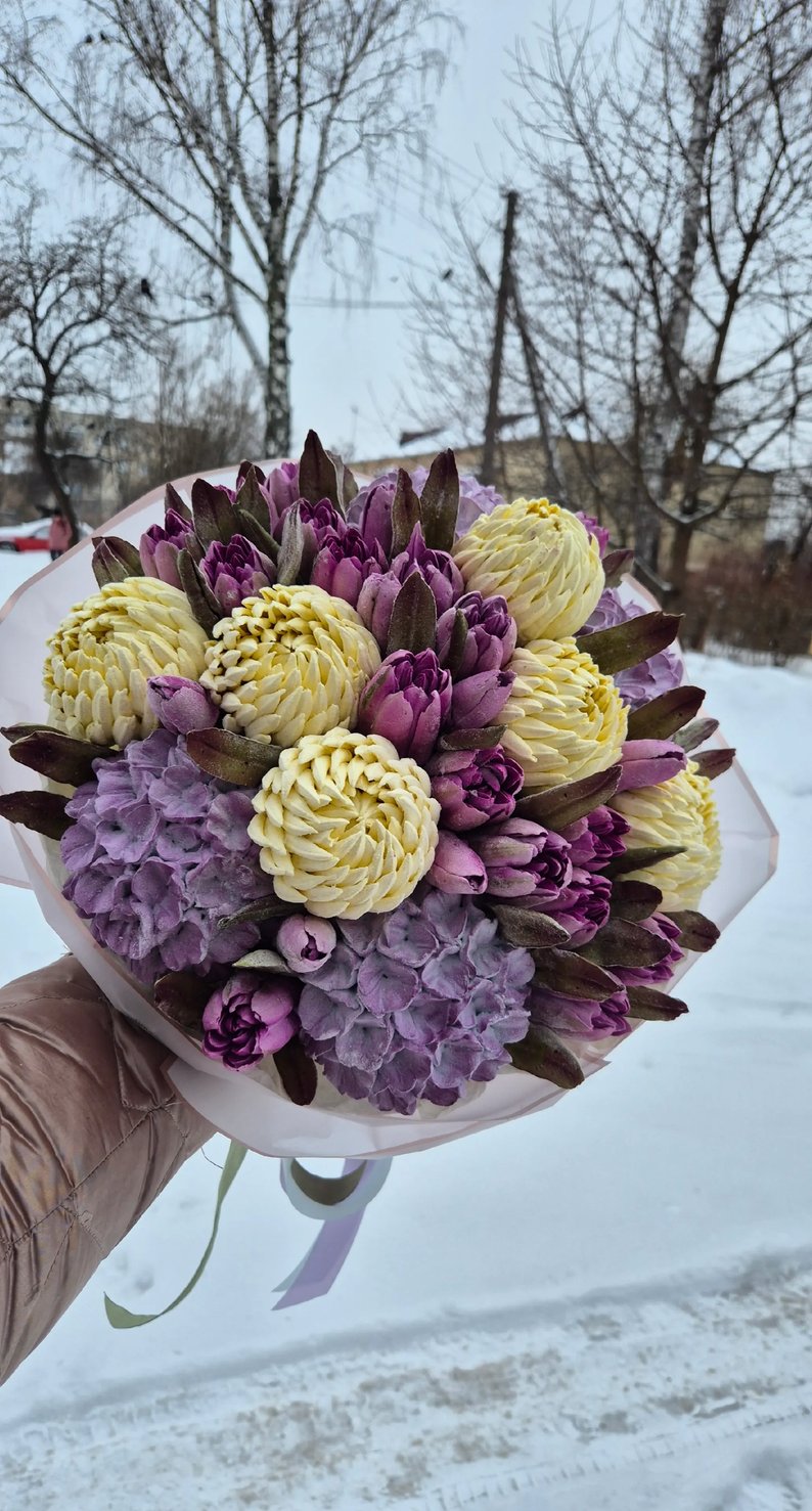 Виготовила уже понад тисячу їстівних композицій: лучанка створює зефірні букети на замовлення