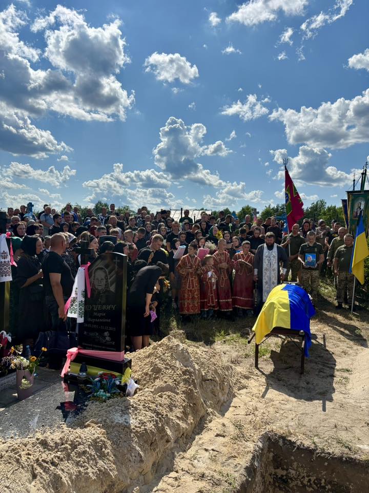 Загинув унаслідок авіаційного удару: на Волині попрощались з Героєм Дмитром Калінчуком