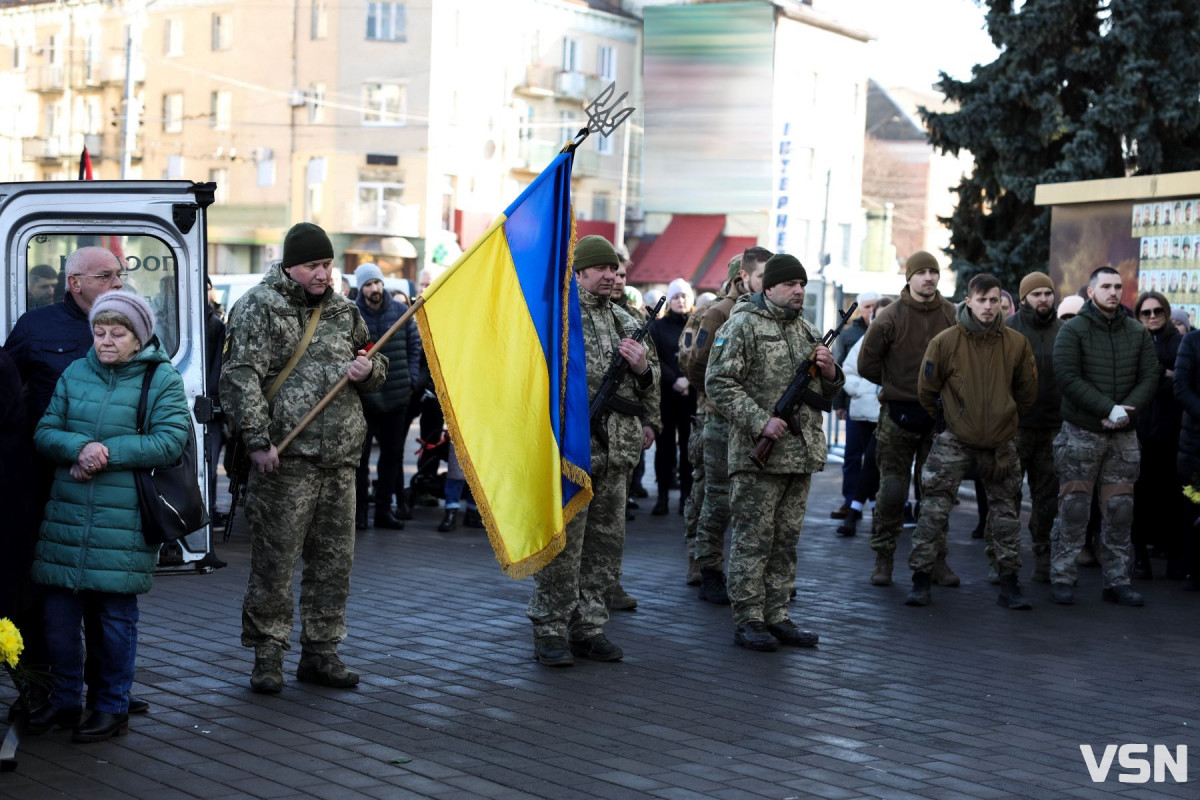 Пішов у бій, як справжній командир: прощання з Героєм у Луцьку. Фото