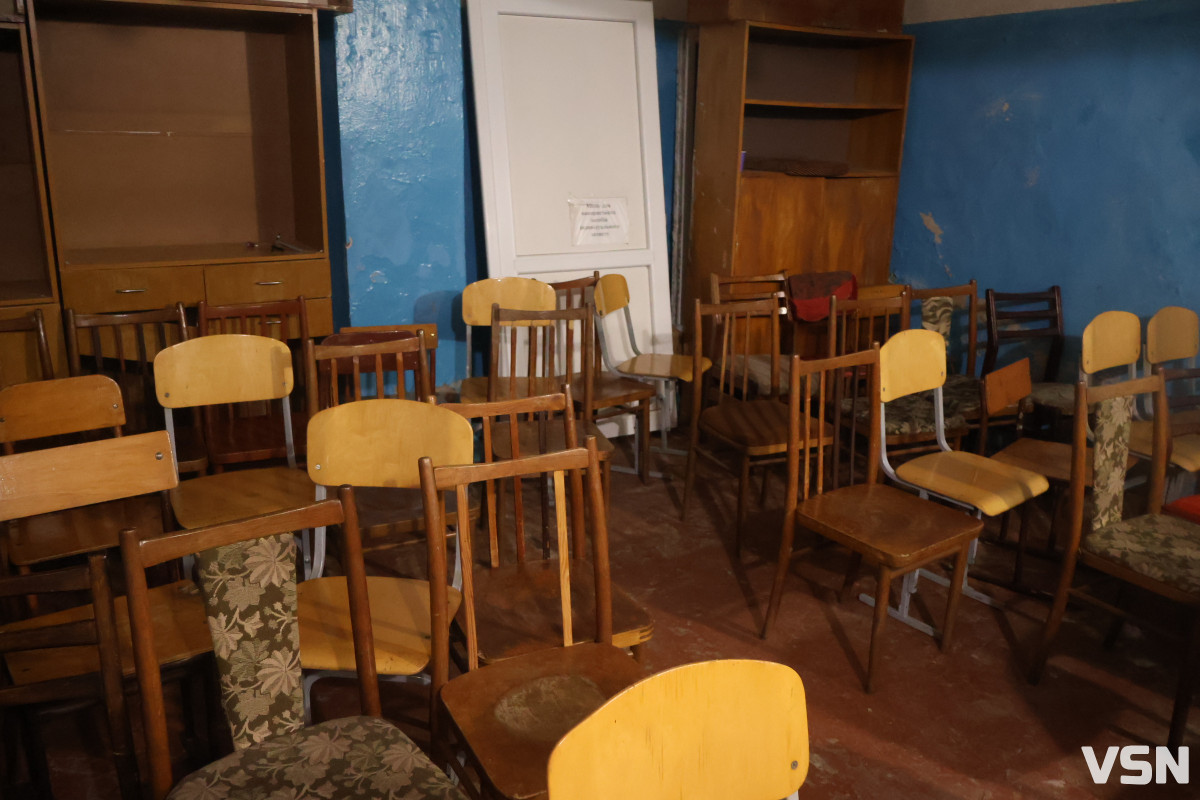 Поруч консервація, безхатьки і дзеркала деінде: як функціонують укриття навчальних закладів у Луцьку