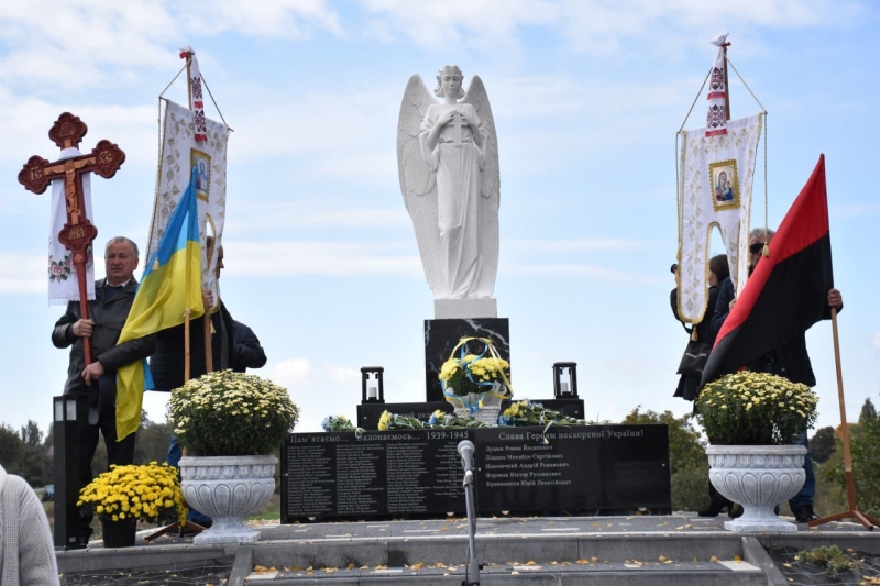 Пам’ять поколінь: на Волині відкрили меморіал загиблим у війнах односельчанам та Алею Слави
