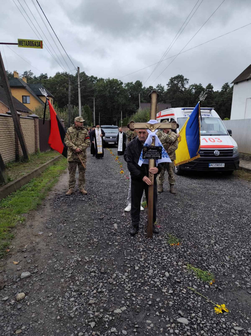 Овдовіла дружина, без батька залишилися син і донечка: на Волині попрощались з Героєм Олександром Мишком