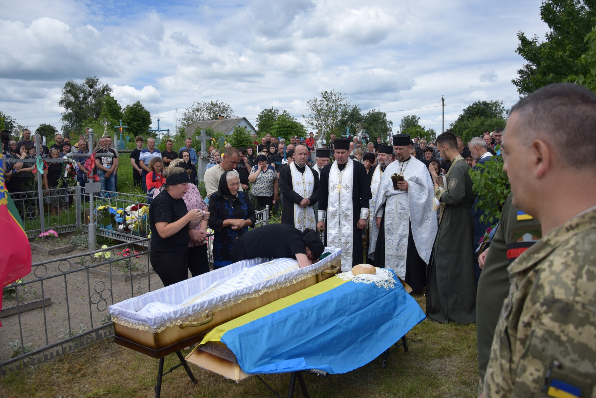 Помер від важких поранень: у селі на Волині попрощалися зі старшим солдатом Сергієм Синюком