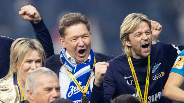 Футболіст Анатолій Тимощук святкує перемогу в росії поки ворог бомбардує його Україну
