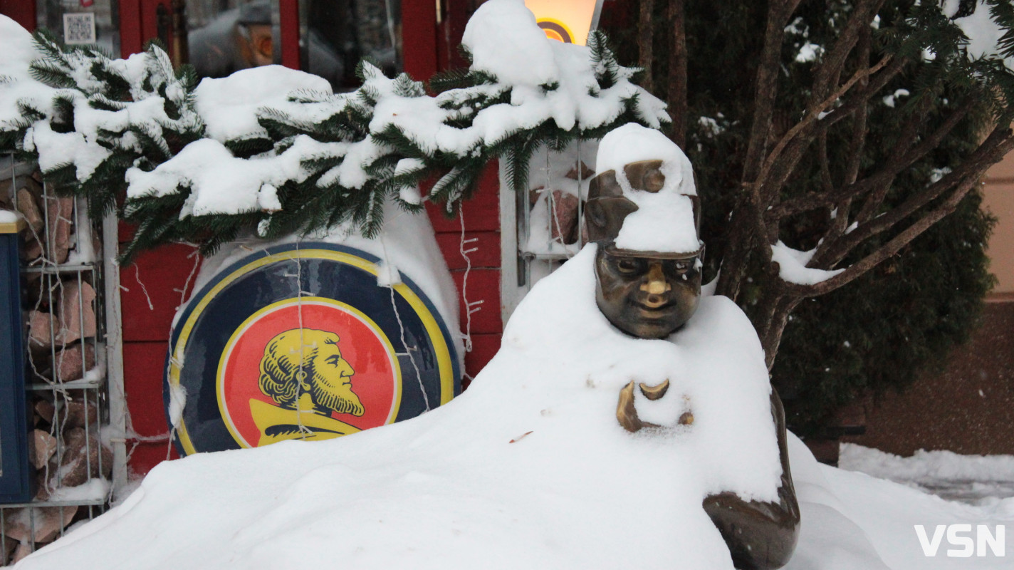 Луцьк після тижня снігопадів: фоторепортаж із засніжених вулиць міста