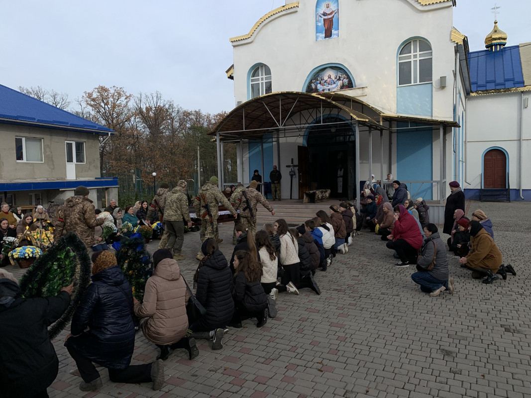 Осиротіла донечка: на Волині в останню путь провели 42-річного Героя Петра Оверчука
