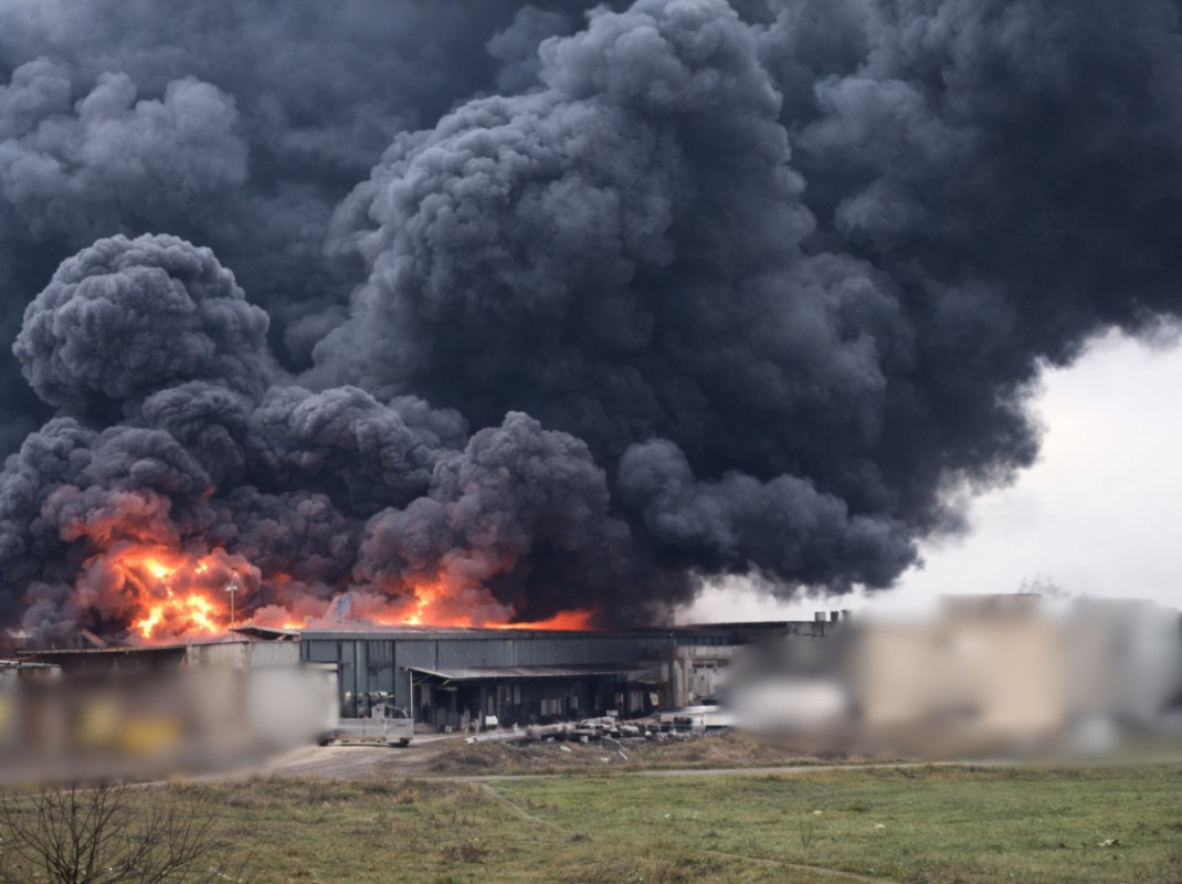 Через атаку дронів у Луцьку значно пошкоджено склади «Сімі» та «Сім23»: волинян просять підтримати мережу