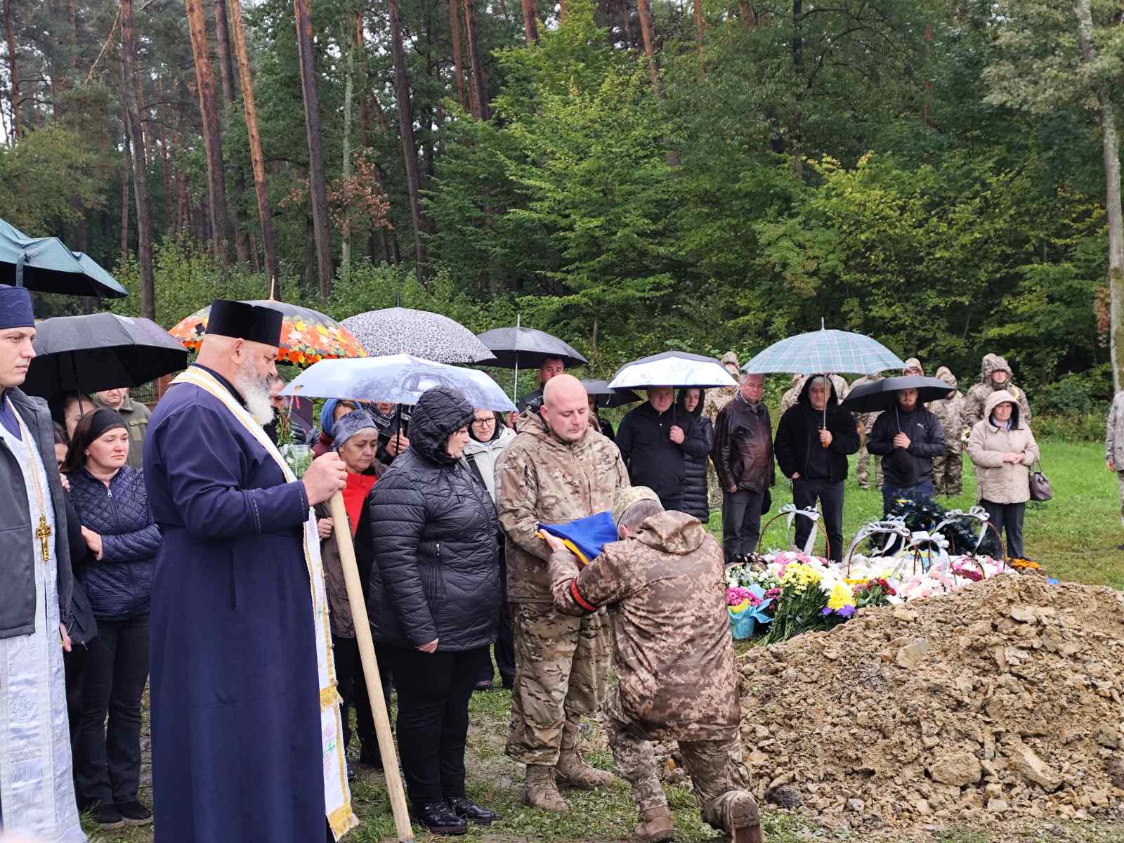 Овдовіла дружина, без батька залишились сини: на Волині попрощались з Героєм Віктором Мельничуком