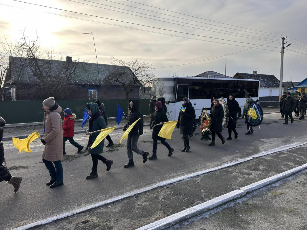 Отримав тяжке поранення біля Бахмута: на Волині всім селом прощалися з Героєм Миколою Назарчуком. Фото