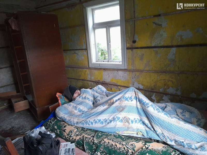 Соцпрацівники переселили неходячого з лікарні у розвалину без його згоди: деталі скандалу в Луцькому районі