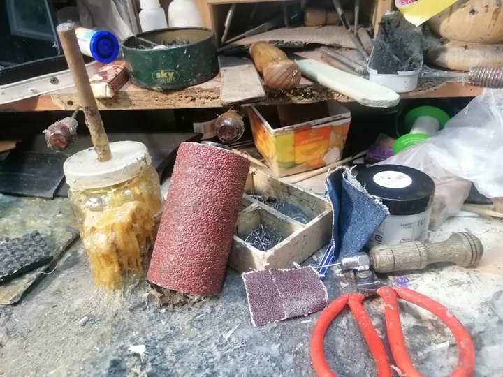 «Я мав померти ще у 2000-х»: історія чоботаря з Луцька, який уже 13 років ремонтує взуття