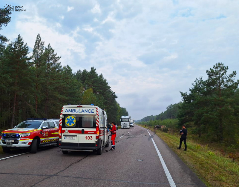 На Волині легковик зіштовхнувся з фурою: жінка загинула, діти отримали травми