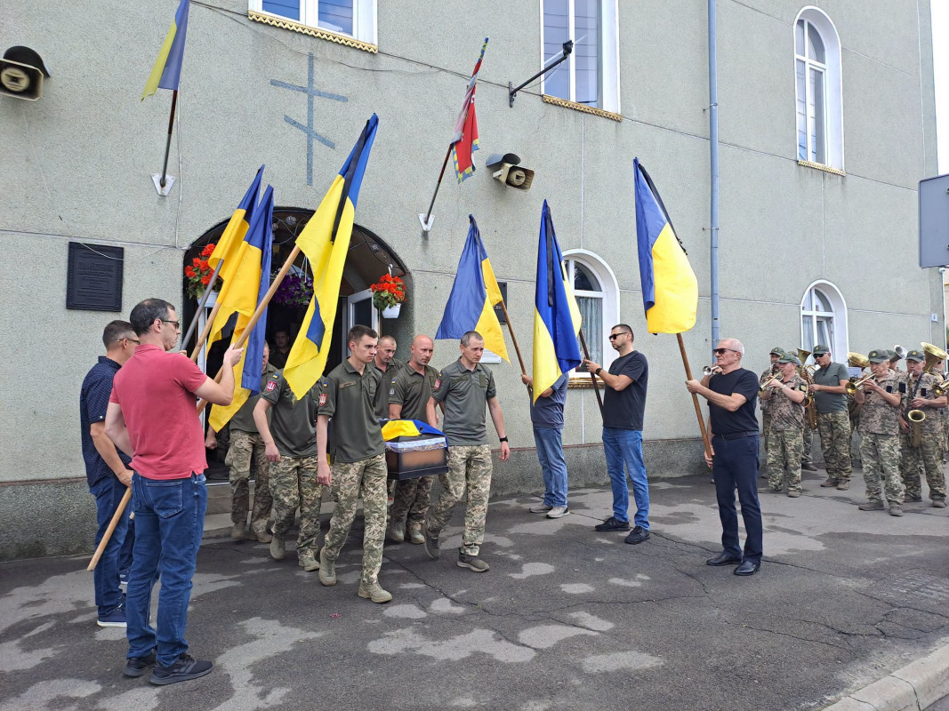 Медики боролися за його життя, але врятувати воїна не вдалося: на Волині поховали Героя Валентина Колочуна