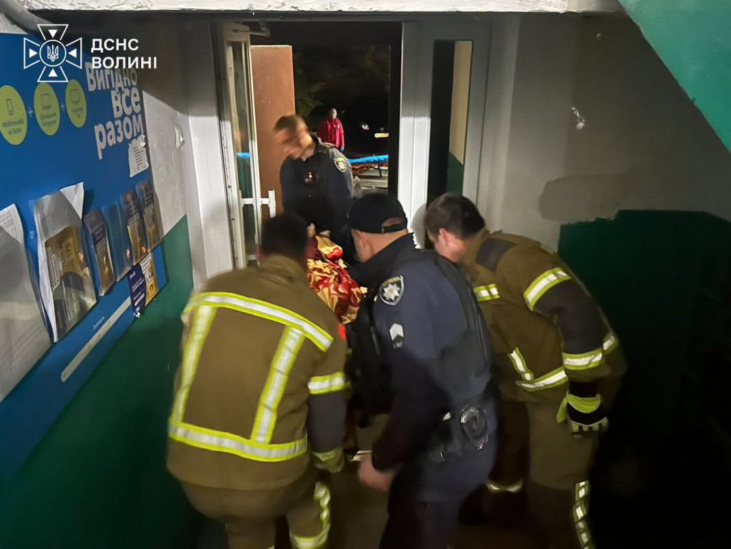 Не могли відчинити двері та потребували медичної допомоги: на Волині рятували двох літніх жінок