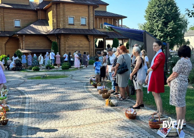 З кошиками до храму: як на Волині відзначають Яблучний Спас
