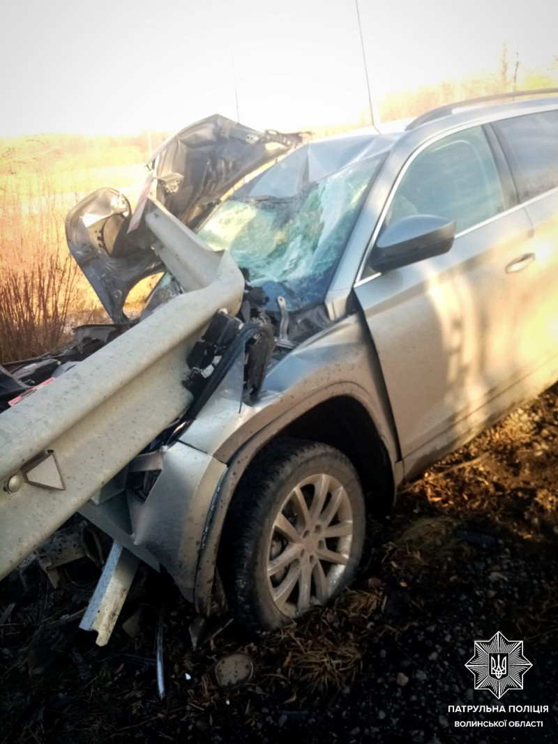 На Волині п'яний водій влетів у відбійник