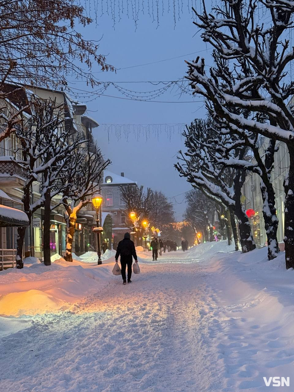 Зимова казка в Луцьку: засніжене місто та небо, що віщує мороз