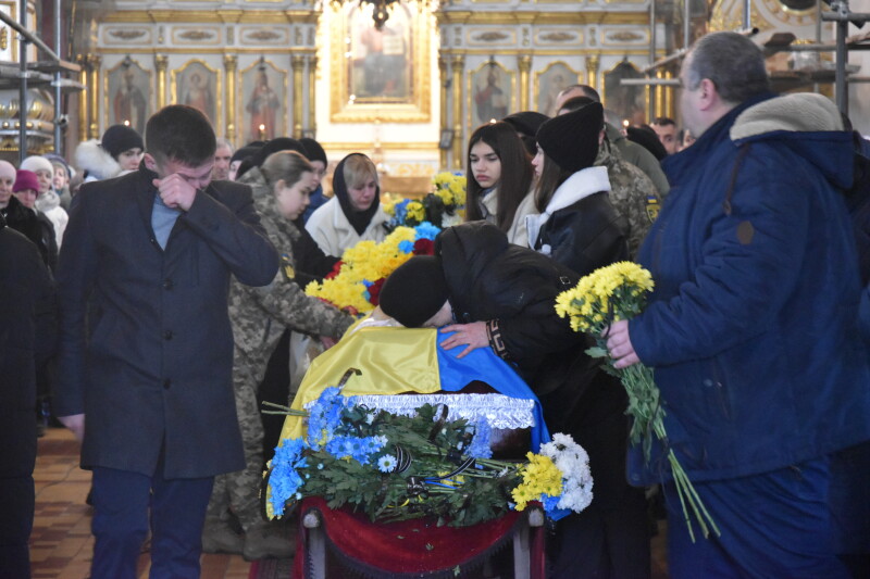 Загинув під час виконання бойового завдання: у Луцьку попрощалися із Героєм Анатолієм Петруком