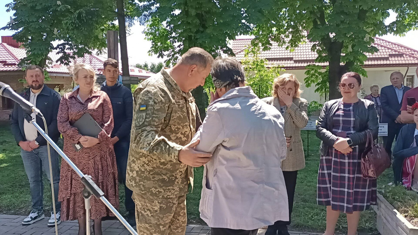 Загинув від осколкового поранення: дружині Героя з Луцького району вручили його посмертну нагороду