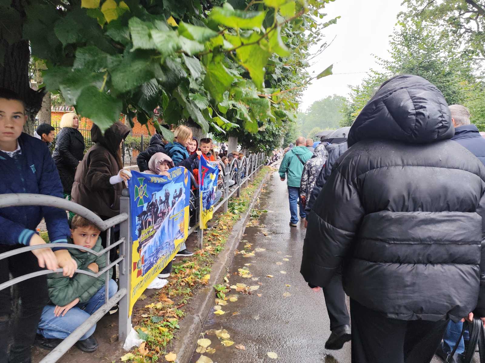 Овдовіла дружина, без батька залишились сини: на Волині попрощались з Героєм Віктором Мельничуком