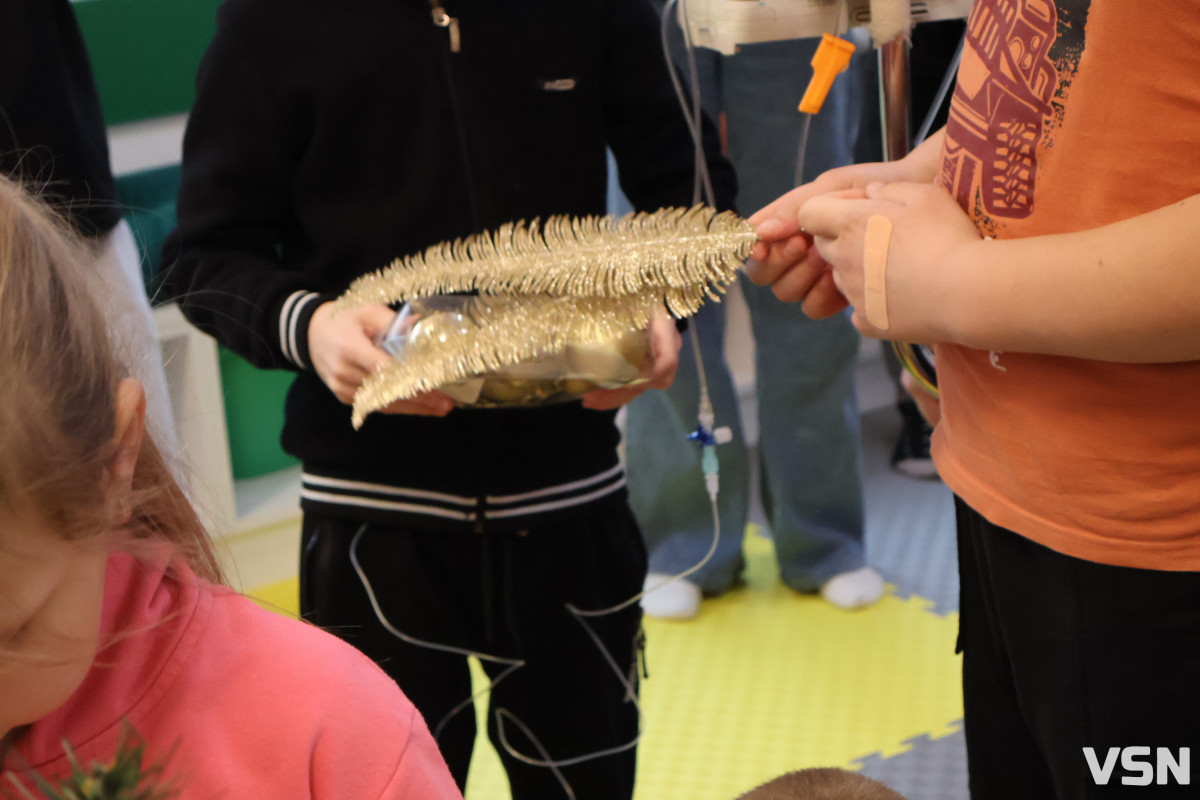 На Волині у лікарняних палатах засяяло свято: поліцейські подарували дітям день усмішок