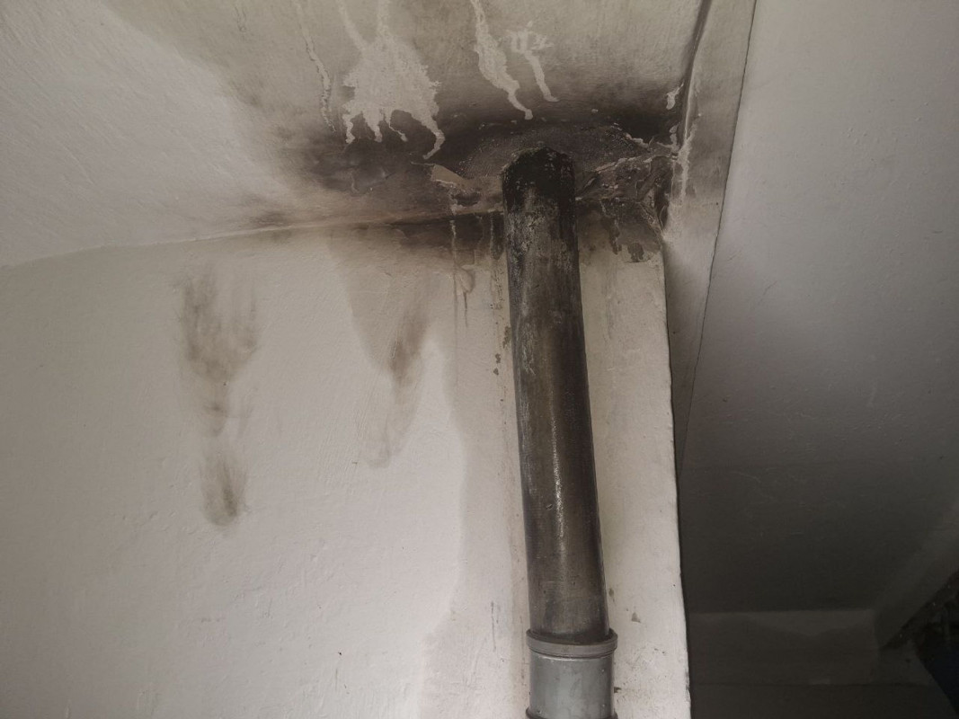 Прорвало стічну трубу: у Луцьку через замерзлий лід у стояку затопило під'їзд