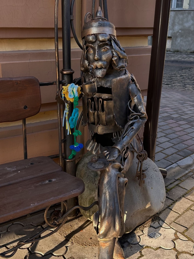 У Луцьку волонтерки замінили зимові шапки кликунів на в’язані квіти