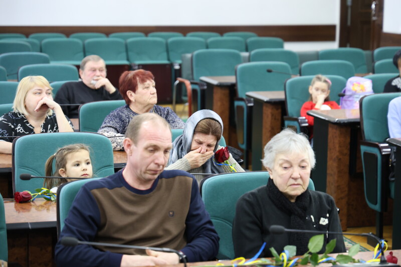 У Луцьку рідним загиблих Героїв вручили їхні посмертні нагороди. Фото