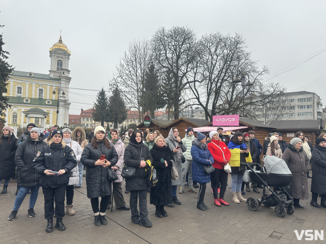 «Ланцюг Єднання» у Луцьку: сотні людей із прапором України відзначили День Соборності