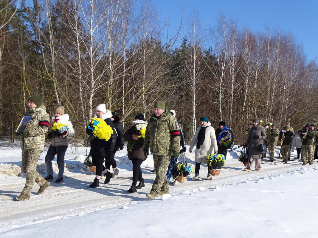 Понад рік родина жила між надією і болем: на Волині попрощалися з воїном Романом Махнюком
