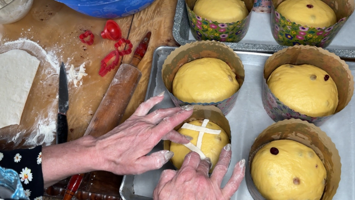 Прикордонниця з Волині пече паски за старовинним рецептом бабусі для рідних і колег