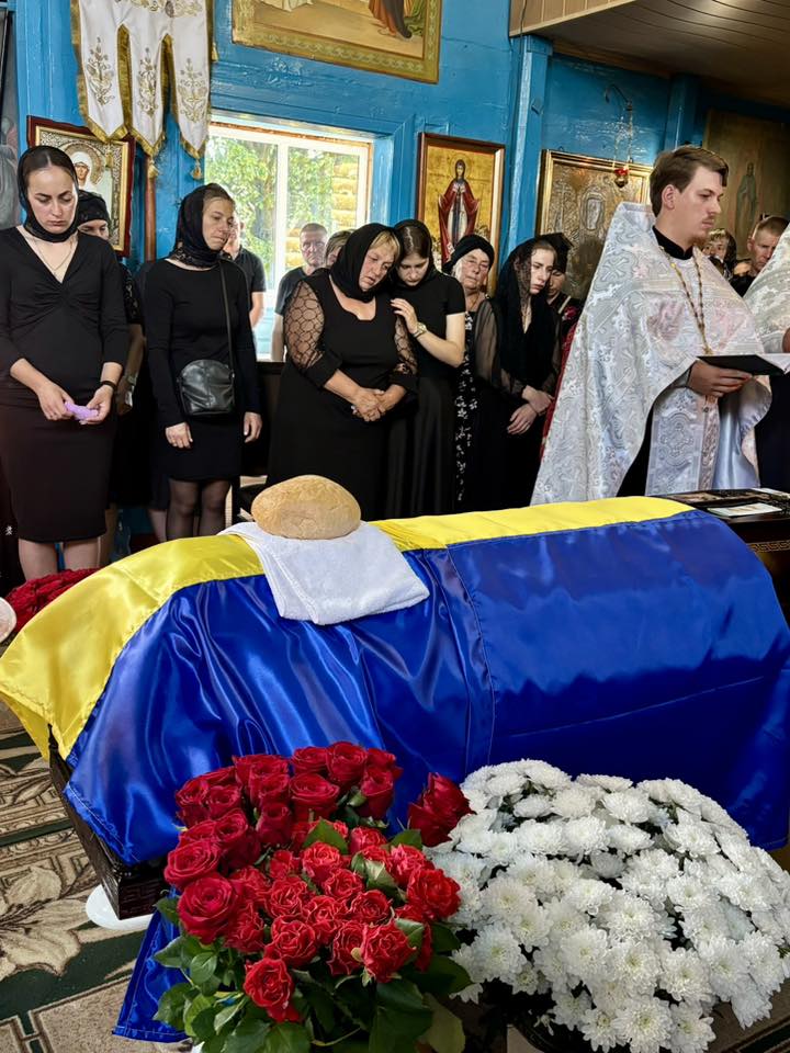 Загинув унаслідок авіаційного удару: на Волині попрощались з Героєм Дмитром Калінчуком
