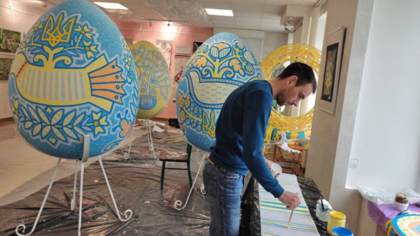 Луцькі художники майструють артінсталяції до Великодня, які прикрасять центр міста