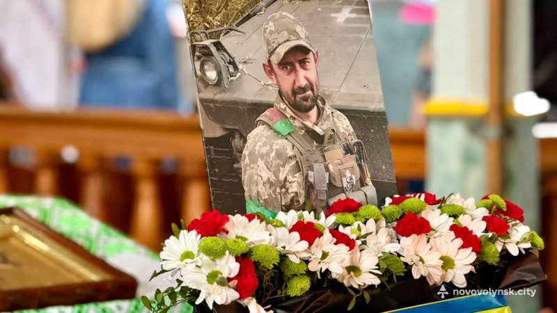 Громада у жалобі: на Волині попрощалися з двома полеглими воїнами - Віталієм Ткачовим і Максимом Медведчуком