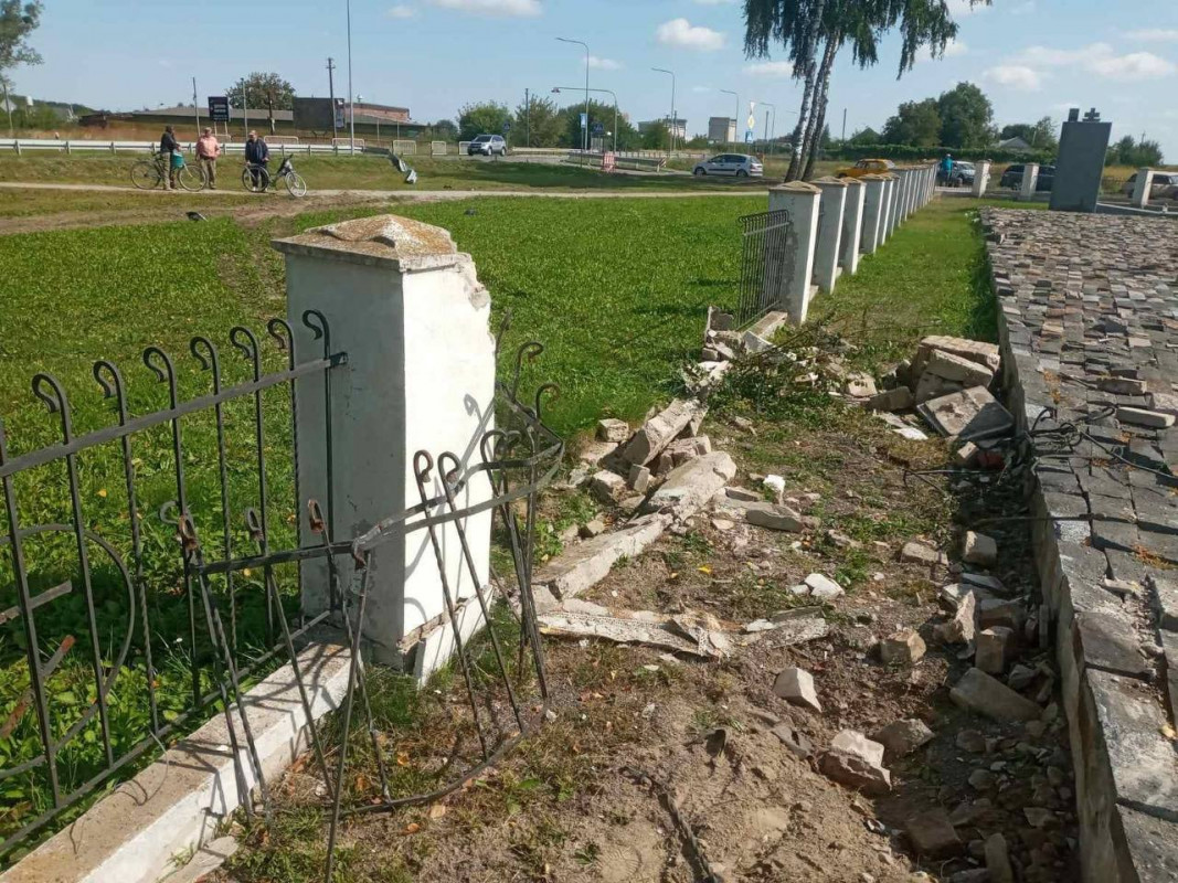 Пошкоджено огорожу та кілька могил: наслідки аварії на волинському кладовищі