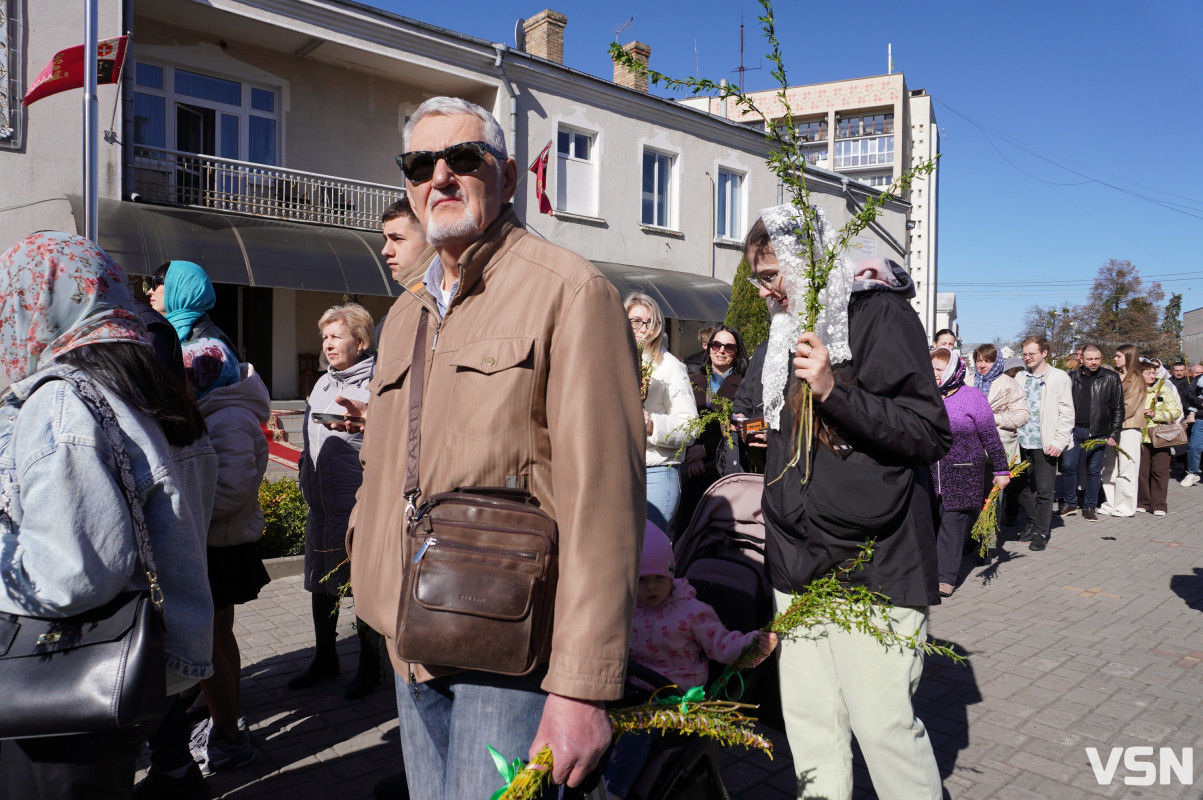 Сотні вірян прийшли освячувати вербу у головний собор Луцька. Фоторепортаж