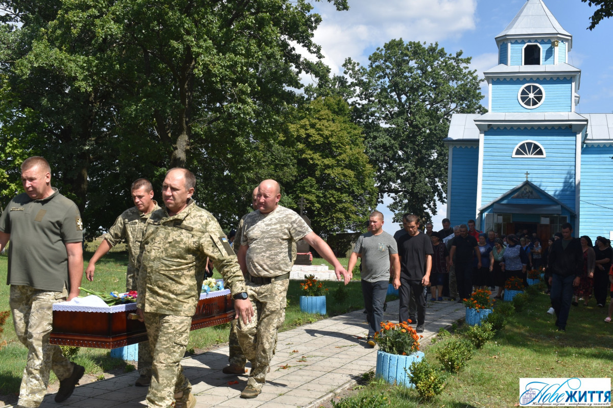 Осиротіло четверо дітей: на Волині попрощалися з Героєм Василем Журиком. Фото