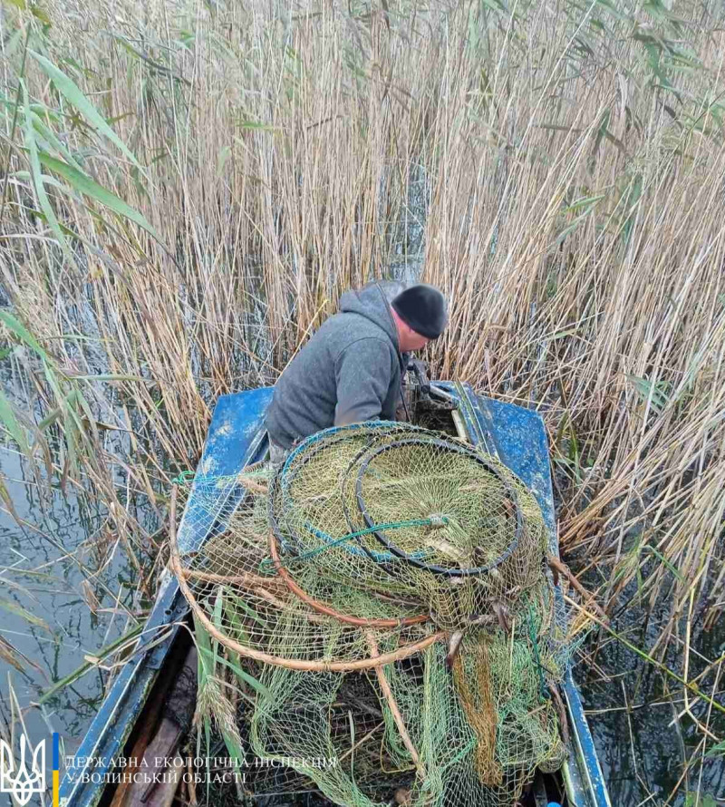 Екологи витягнули з волинського озера заборонені знаряддя лову