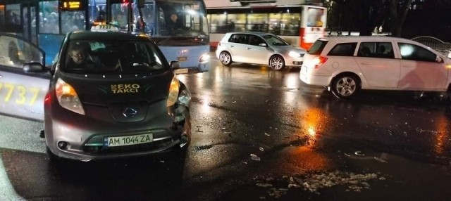 У Луцьку сталася потрійна аварія за участі таксі. Фото