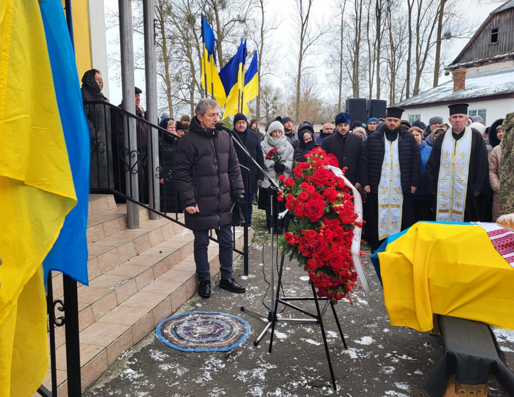 Героїчно загинув в епіцентрі бойових дій: на Волині попрощалися із добровольцем Андрієм Відніком